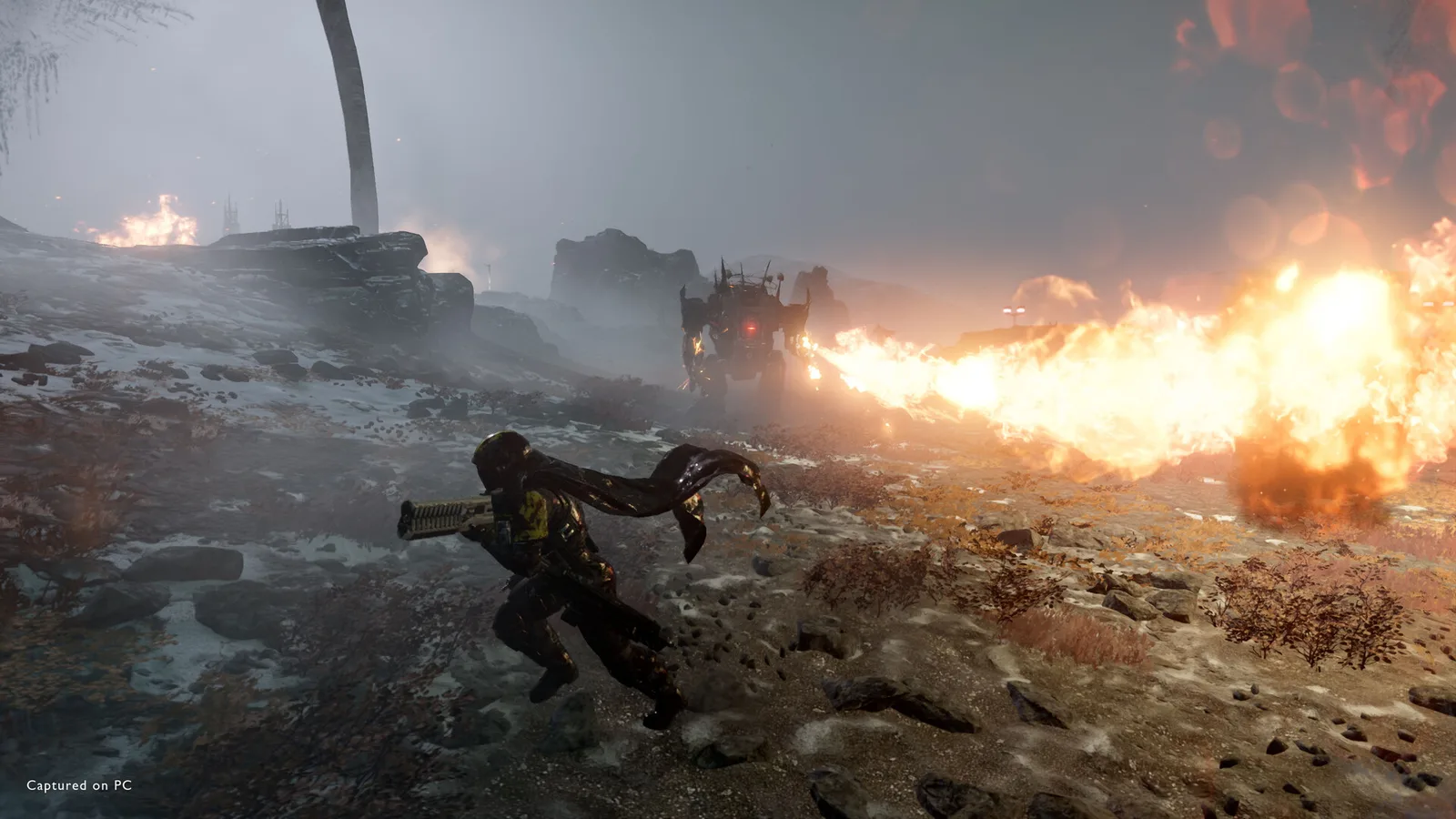 Кадр из Helldivers 2: одинокий десантник бежит по склону, впереди шагающая машина с огнемётом