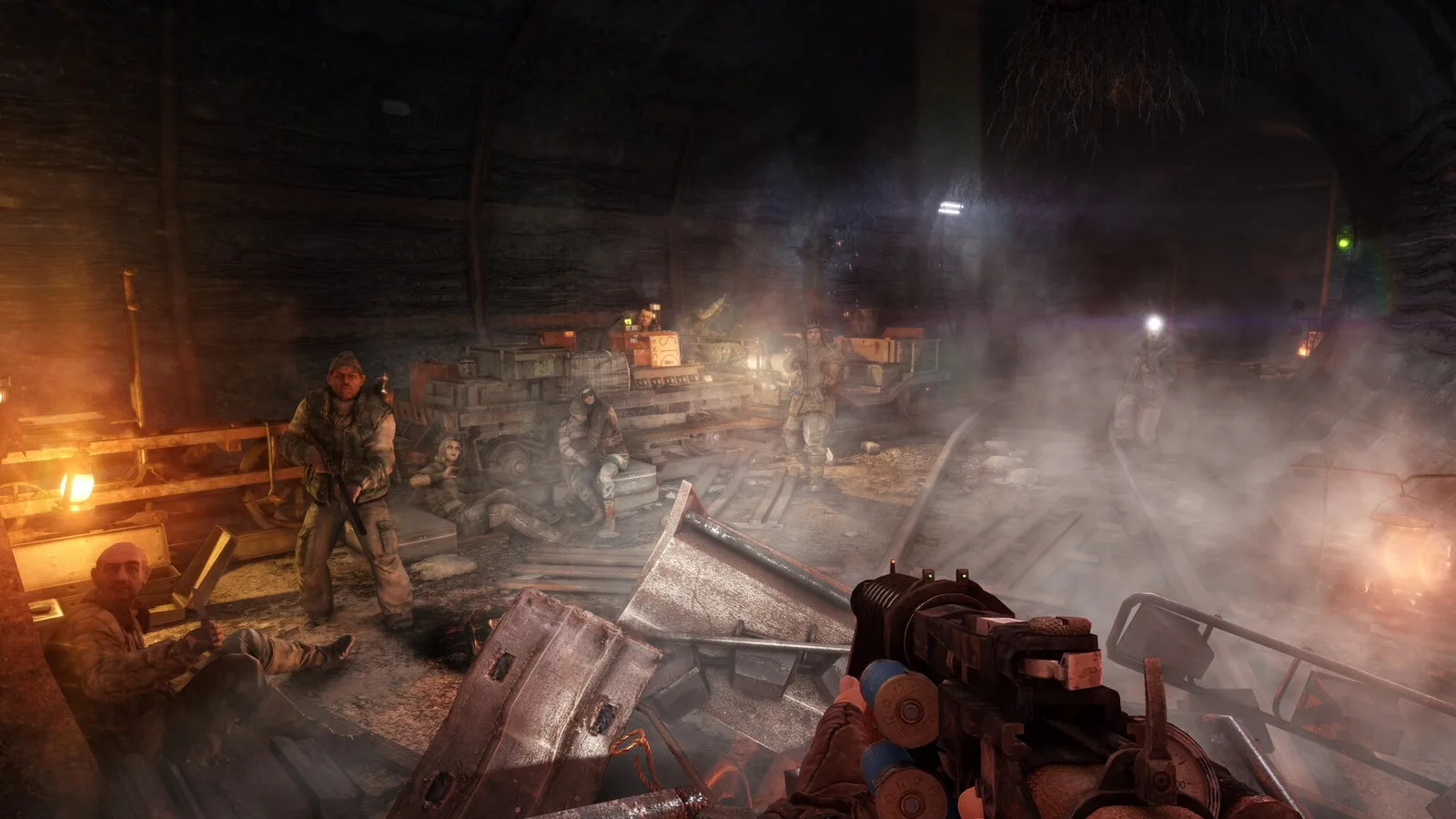 Кадр из Metro: Last Light Redux: люди с оружием отдыхают на путях среди ящиков, туннель затянут дымом