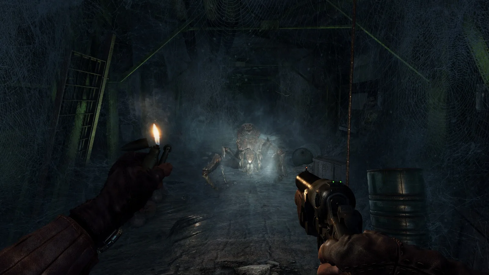 Кадр из Metro: Last Light Redux: в руке зажигалка, в другой пистолет, впереди в паутине огромный паук