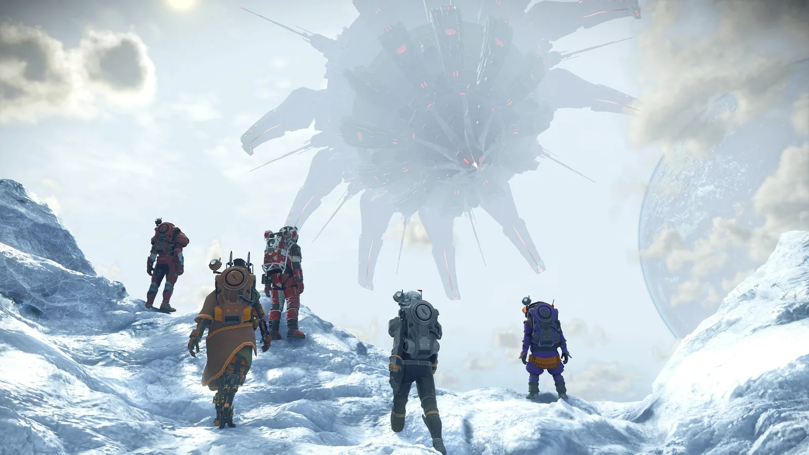 Кадр из No Man's Sky: пятеро путешественников в скафандрах на заснеженном склоне, в туманном небе нависает огромная машина с шипами