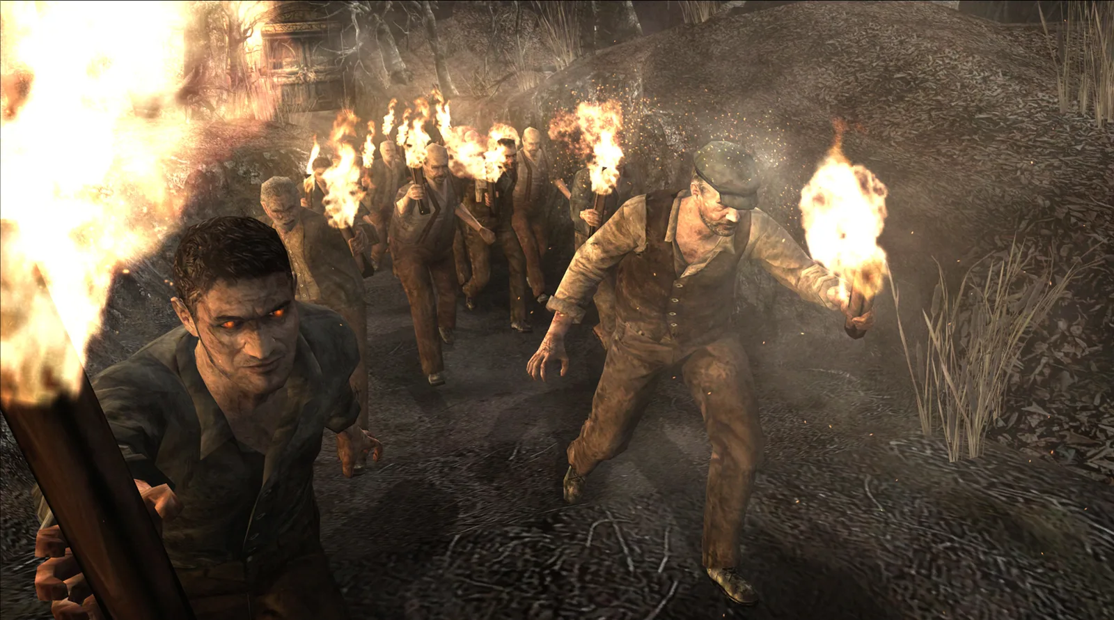 Resident Evil 4: толпа заражённых крестьян с факелами наступает на Леона в ночной деревне